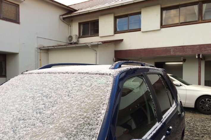 翌日の朝，車はちょっとだけ雪化粧されました。